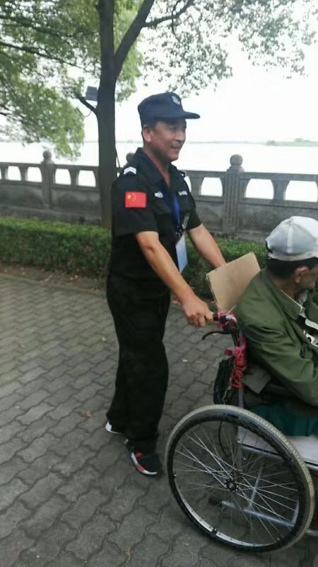 保安公司周莊景區(qū)安保隊員熱心助人暖人心.png